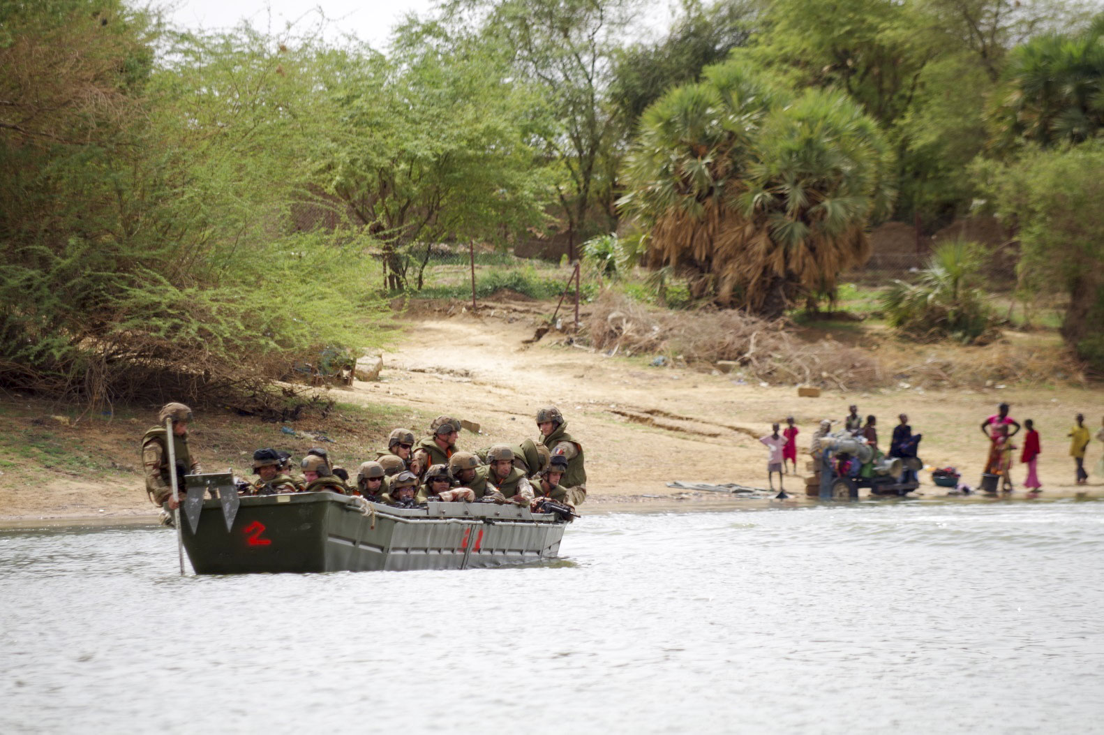 France desert troops take to boats in Mali