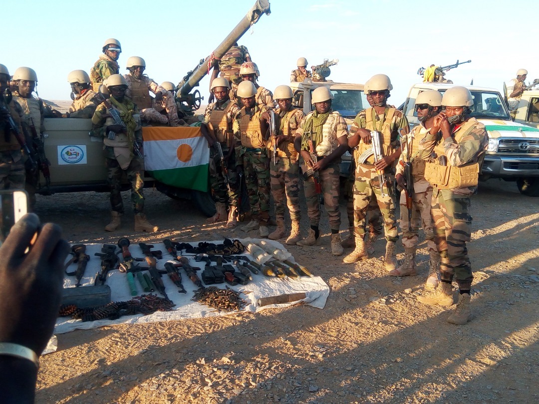 Niger troops display seized weapons