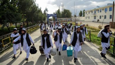Taliban prisoners walk as they are in the process of being potentially released from Pul-e-Charkhi prison, on the outskirts of Kabul on July 31, 2020.
