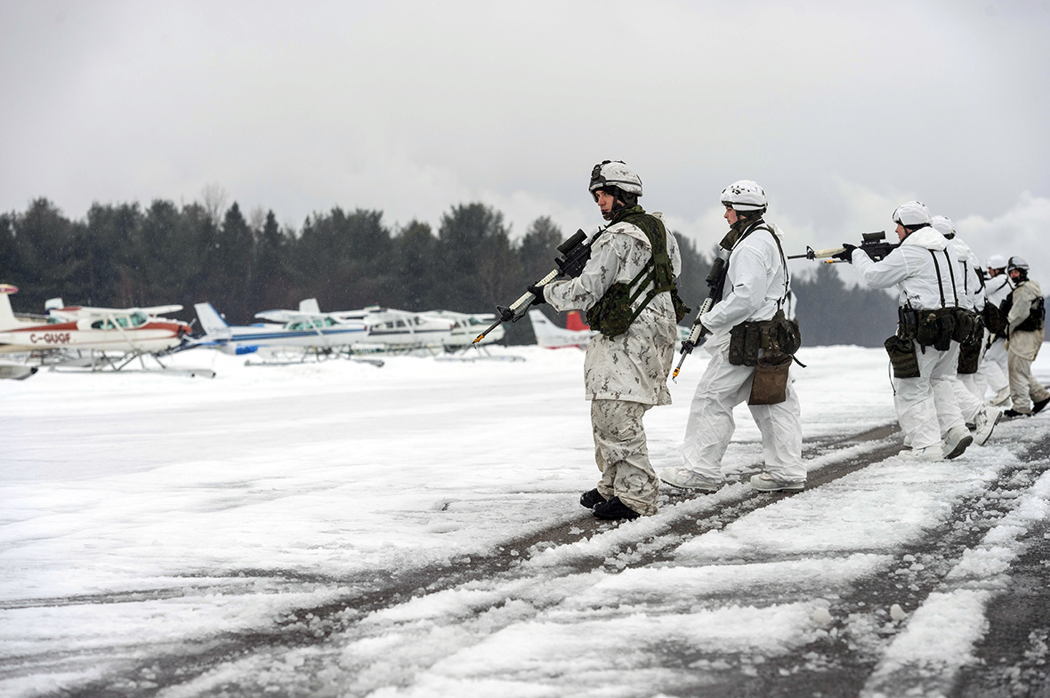 Members from 3rd Battalion, Royal 22e Régiment and the Polish 18th Airborne Battalion participate in Exercise PEGASE NORDIQUE at Lac-à-la-Tortue à Shawinigan, Québec on February 20, 2018.
