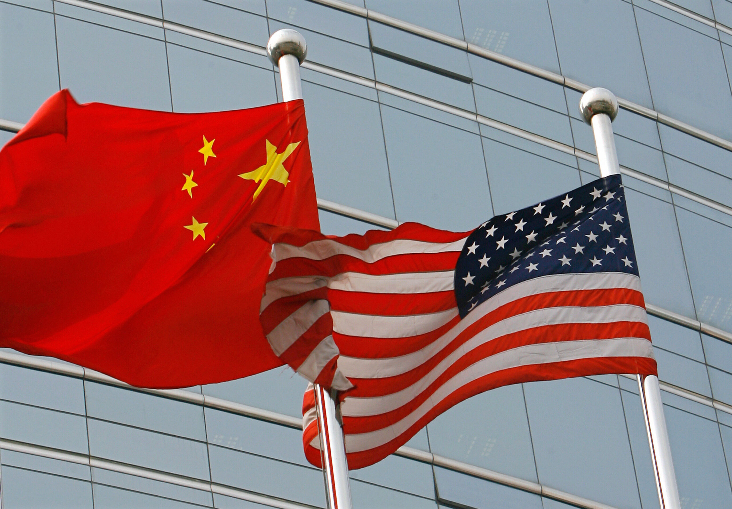 US and Chinese flags waving