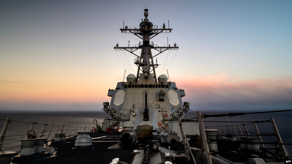 The guided-missile destroyer USS Chung-Hoon transits the Pacific Ocean