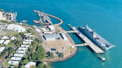 HMAS Adelaide berths alongside the new Kuru Wharf at HMAS Coonawarra in Darwin, NT. *** Local Caption *** HMAS Adelaide conducted the first Landing Helicopter Dock (LHD) sized berthing alongside the brand new Kuru Wharf at HMAS Coonawarra, Darwin, NT. This event marks a significant achievement regarding ongoing upgrades of waterfront facilities at Larrakeyah Defence Precinct. The Kuru Wharf measures at approximately 250 metres in length, with two approach jetties. The new wharf is now able to support up to Landing Helicoper Dock size naval vessels, providing game-changing capability support in the North.