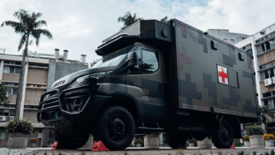 The new field ambulance is painted in digital camouflage and equipped with a red cross logo to enhance mobility and recognition. (Photo by Wu Dongsheng, a reporter from the Military News Agency)